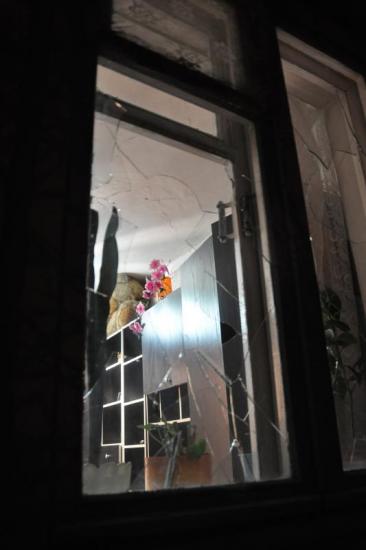 В Артемовске владелец питбуля, искусавшего девочку, выбил все окна в её доме