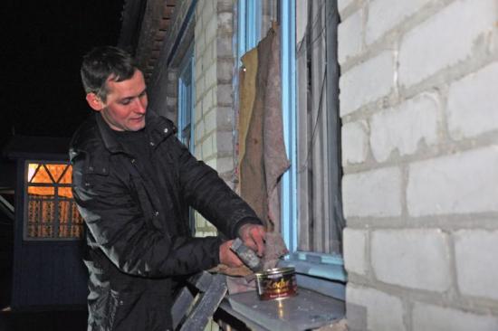 В Артемовске владелец питбуля, искусавшего девочку, выбил все окна в её доме