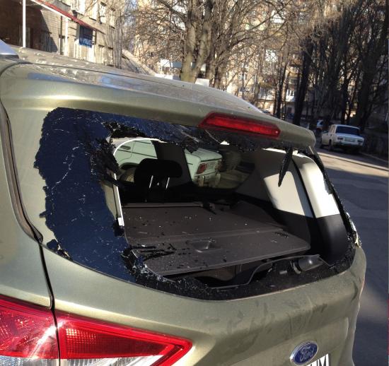 Противостояние нарастает: в Донецке митингующие разбили авто жителю Артемовска