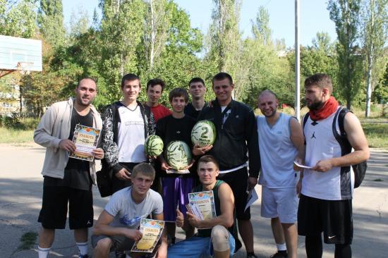 Стритболисты Бахмута-Артемовска закрыли сезон арбузной вечеринкой