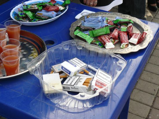 В Артемовске меняли конфеты на сигареты