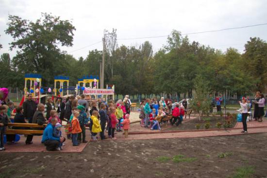 В Артемовске появилась еще одна детская площадка (ФОТО, ВИДЕО)