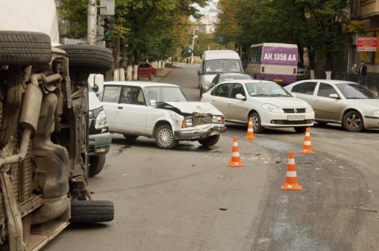 Оба ехали на зеленый: в центре Артемовска ВАЗ перевернул микроавтобус