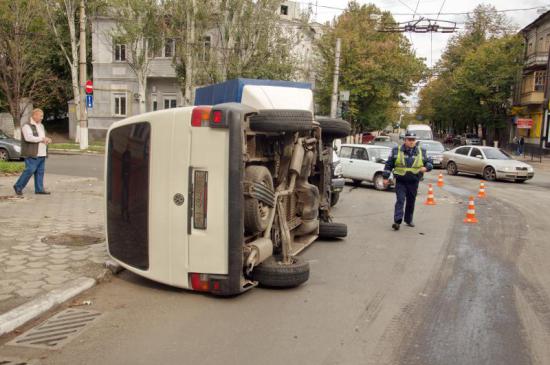Оба ехали на зеленый: в центре Артемовска ВАЗ перевернул микроавтобус