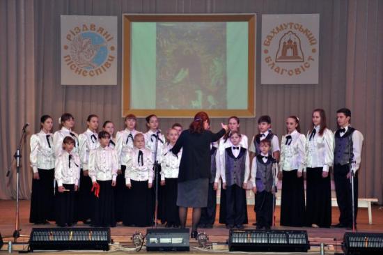 В Артемовске 12 хоров исполнили рождественские колядки и песни