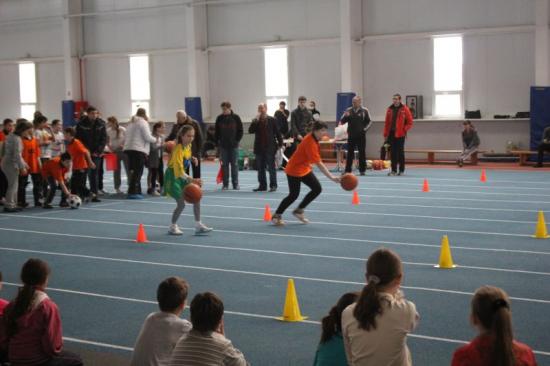 В Артемовске школьники соревновались в олимпийских эстафетах