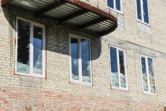 Последствия вечернего боя в Артемовске: разбитые стекла, разрушенный столб
