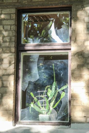 Последствия вечернего боя в Артемовске: разбитые стекла, разрушенный столб