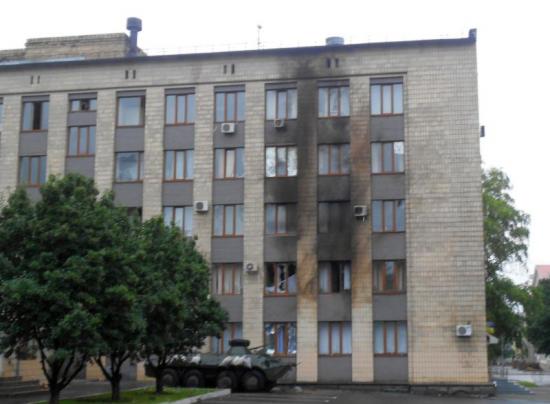 В Артемовске ночью обстреляли здание городского совета