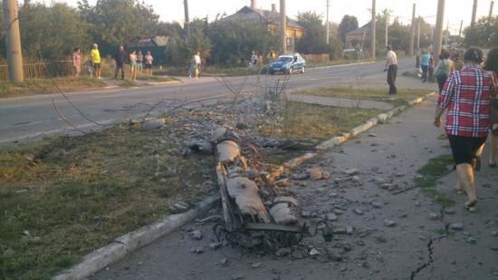 Фотофакт: в Артемовске танк снес столб уличного освещения