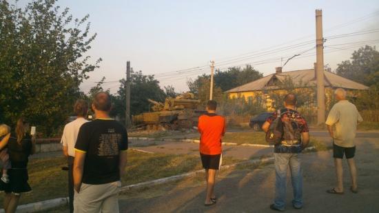 Фотофакт: в Артемовске танк снес столб уличного освещения
