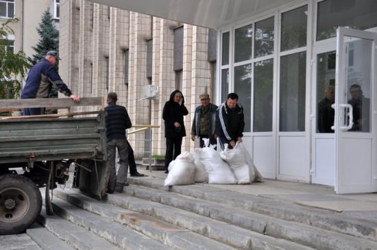 Фотофакт: от здания горсовета Артемовска убрали мешки с песком