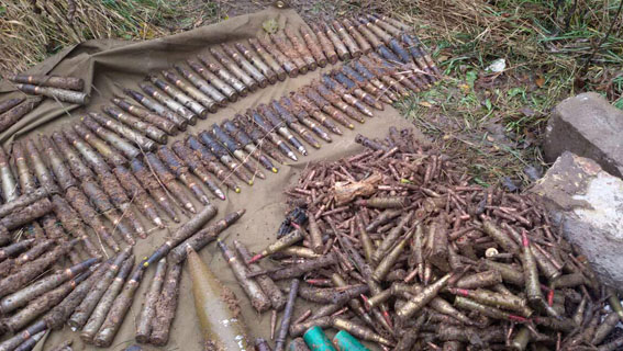 В Бахмутском районе полиция нашла большой схрон боеприпасов
