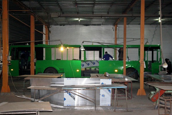 Фотофакт: в Часовом Яре капитально ремонтируют троллейбус для Бахмута